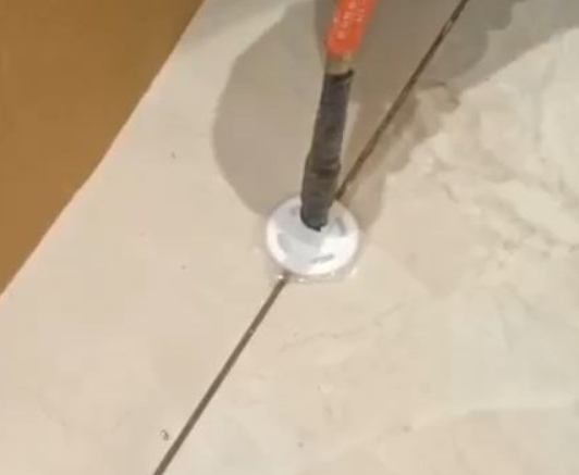 庄浪瓷砖空鼓维修公司专业解答瓷砖在铺贴过程中，如果没有涂抹均匀到位的粘结材料（如水泥砂浆或瓷砖胶），可能会导致以下问题