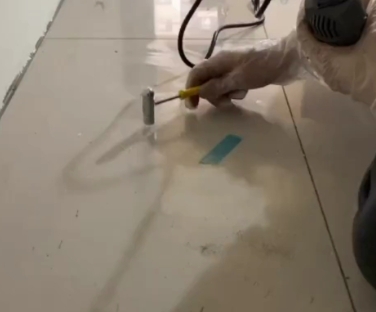 庄浪瓷砖开裂维修公司专业分享瓷砖在铺贴前如果没有沥干水分，将会导致以下问题